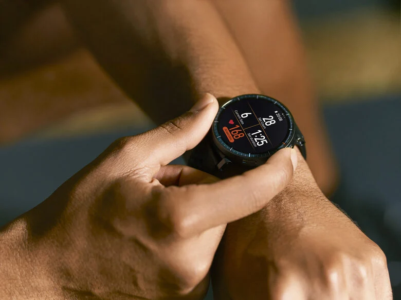 Amazfit Active Max display ultra luminoso da 1,5 pollici, 4 GB di memoria, mappe offline, monitoraggio dell'energia BioCharge