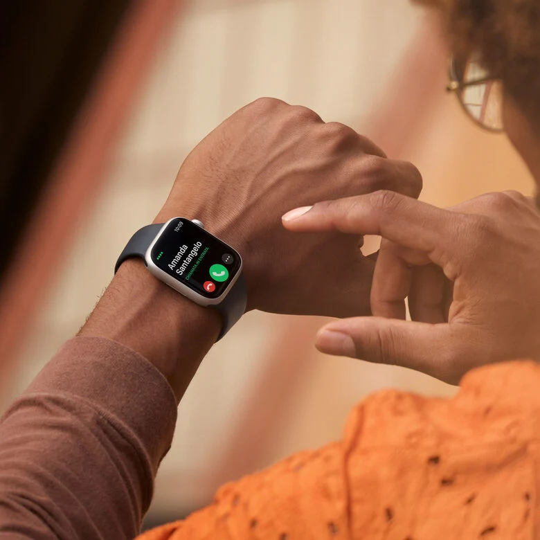 Apple Watch Series 8 GPS + Cellular 41mm Cassa in Acciaio Inossidabile color Oro with con Cinturino Loop Milanese