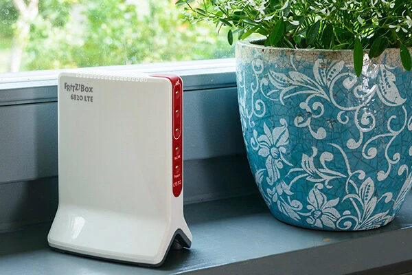 FRITZ! Box 6820 LTE International router wireless Gigabit Ethernet Banda singola (2.4 GHz) 3G 4G Rosso, Bianco