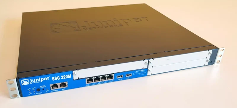 Juniper SSG-320M Gateway Firewall Sistema Secure Serv Gateway, memoria di base (512 MB), 3 slot PIM alimentatore CA ScreenOS montaggio su rack 19"
