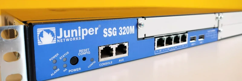 Juniper SSG-320M Gateway Firewall Sistema Secure Serv Gateway, memoria di base (512 MB), 3 slot PIM alimentatore CA ScreenOS montaggio su rack 19"