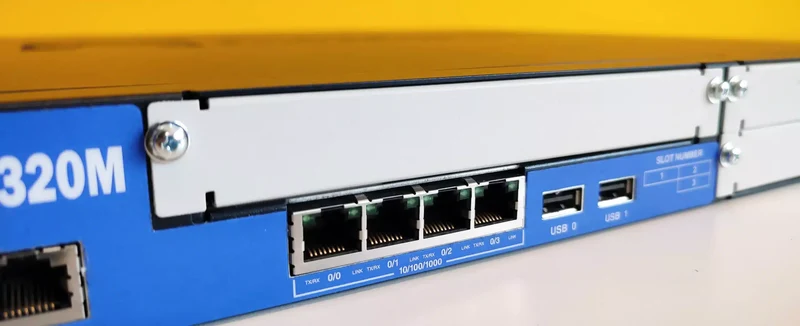 Juniper SSG-320M Gateway Firewall Sistema Secure Serv Gateway, memoria di base (512 MB), 3 slot PIM alimentatore CA ScreenOS montaggio su rack 19"