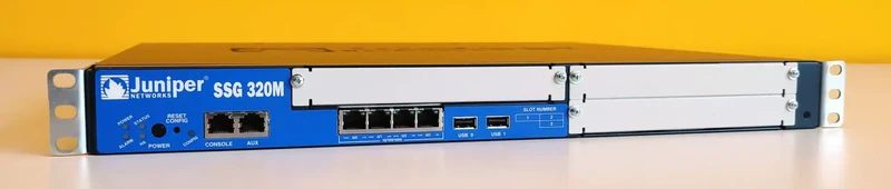Juniper SSG-320M Gateway Firewall Sistema Secure Serv Gateway, memoria di base (512 MB), 3 slot PIM alimentatore CA ScreenOS montaggio su rack 19"