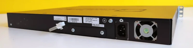 Juniper SSG-320M Gateway Firewall Sistema Secure Serv Gateway, memoria di base (512 MB), 3 slot PIM alimentatore CA ScreenOS montaggio su rack 19"