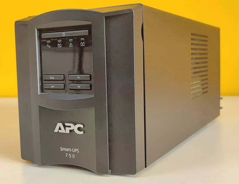 APC Smart-UPS 750 VA, 230 V LCD UPS Gruppo di continuità da 500W interattivo 6 uscite IEC C13