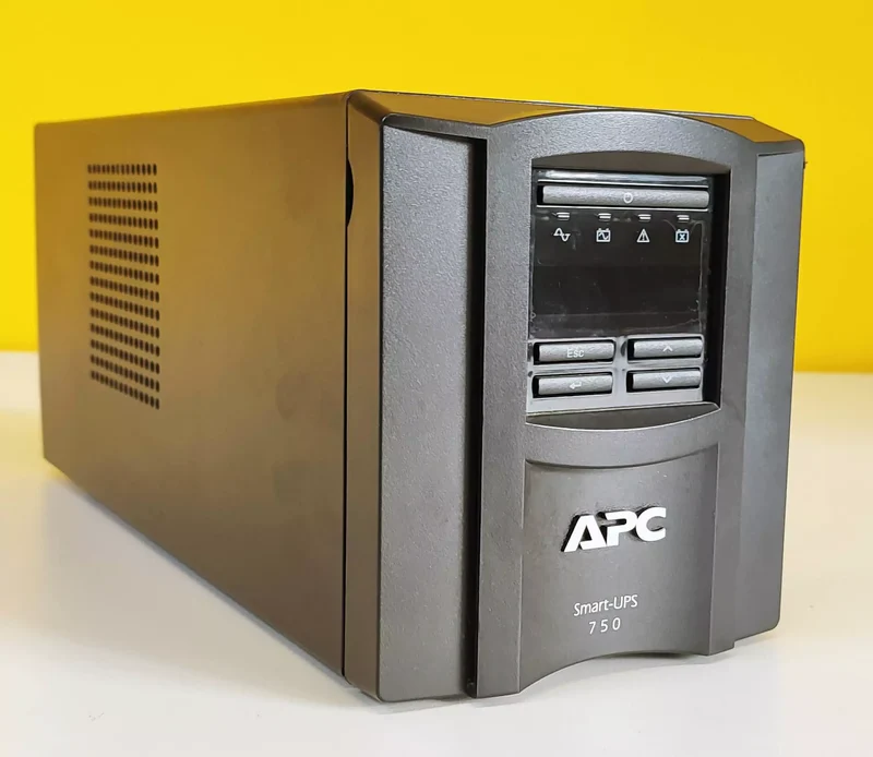 APC Smart-UPS 750 VA, 230 V LCD UPS Gruppo di continuità da 500W interattivo 6 uscite IEC C13