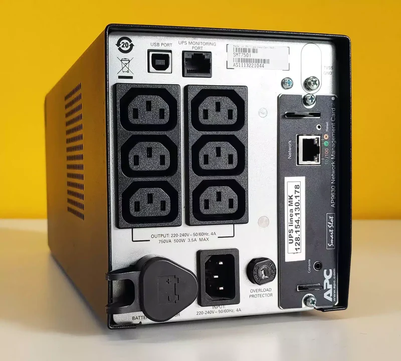 APC Smart-UPS 750 VA, 230 V LCD UPS Gruppo di continuità da 500W interattivo 6 uscite IEC C13