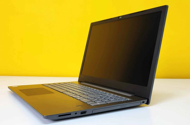Lenovo V330-15IKB Notebook 15.5" FullHD | Intel Core i5-8250U 1.6Ghz | Ram 8Gb | HDD 1Tb | Windows 11 Pro