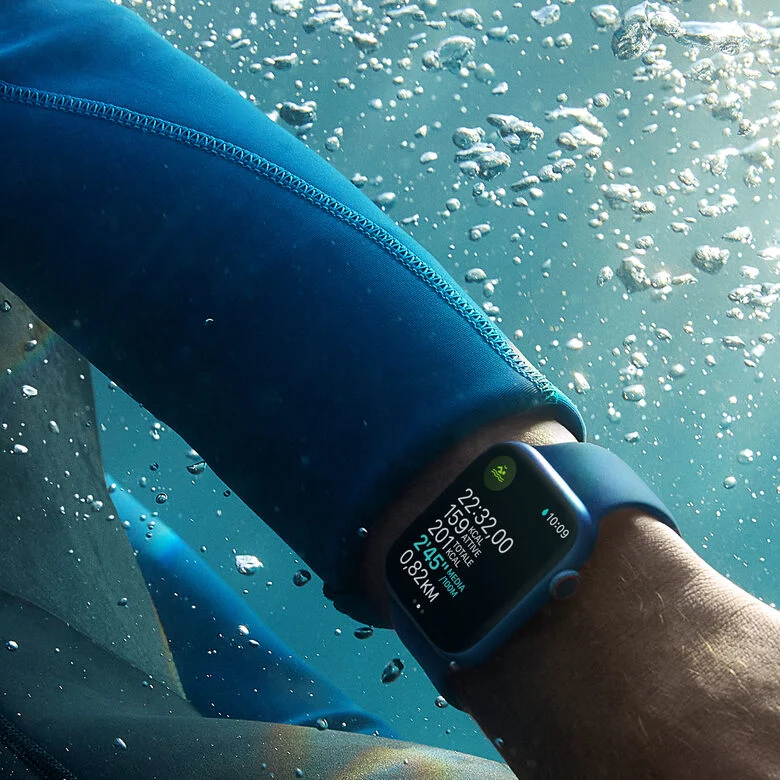 Apple Watch Series 7 GPS, 45mm Cassa in Alluminio Mezzanotte con Cinturino Sport Mezzanotte