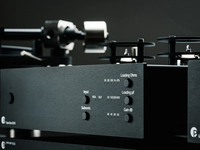 Pro-ject TUBE BOX S3 B Stadio fono MM/MC bilanciato a valvole (2 x ECC83/12AX7). Circuitazione Dual Mono