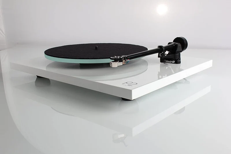 REGA Planar 2 BIANCO Giradischi con piatto in vetro, braccio RB220 e testina Carbon motore 24V