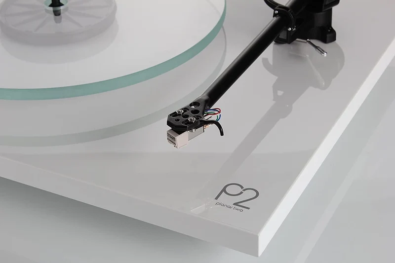REGA Planar 2 BIANCO Giradischi con piatto in vetro, braccio RB220 e testina Carbon motore 24V