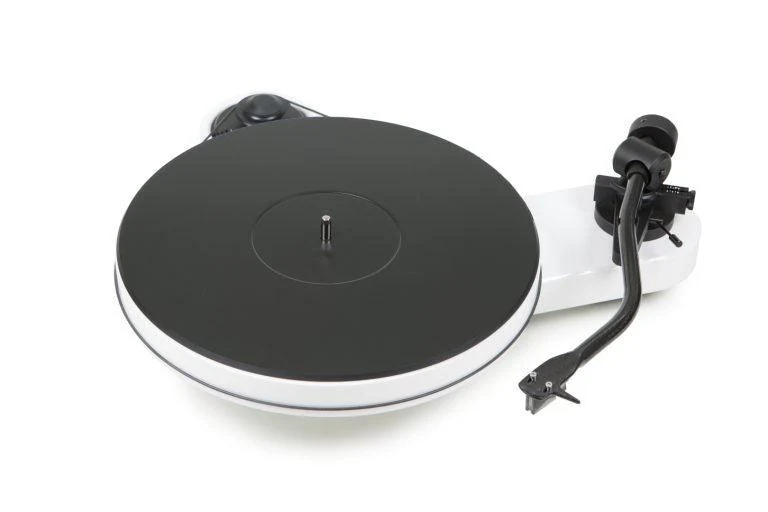 PRO-JECT RPM-3 CARBON / 2M-SILVER giradischi con braccio a S da 10'', tastina 2M-SILVER, BIANCO