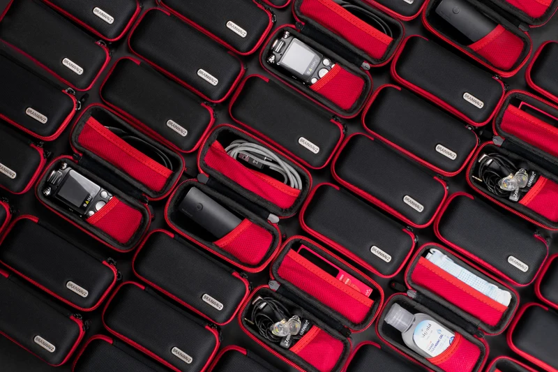 Malapad na Earphone Case Four Pack + Random na Set ng Earbuds - Bundle Deal